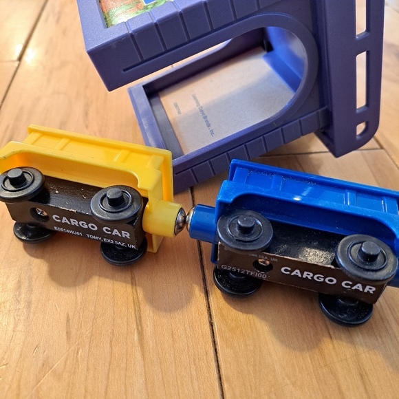 CHUGGINGTON WOODEN RAILWAY RISER & CARGO CARS Thomas Train Wooden Compatible - Picture 7 of 7